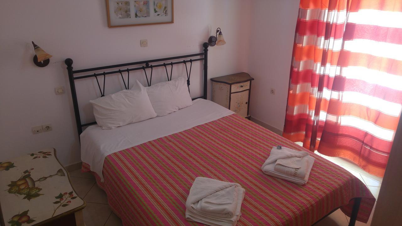 Kamares Apartments Εε Poros Town Eksteriør billede