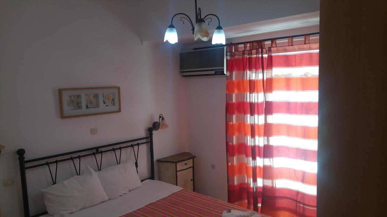 Kamares Apartments Εε Poros Town Eksteriør billede
